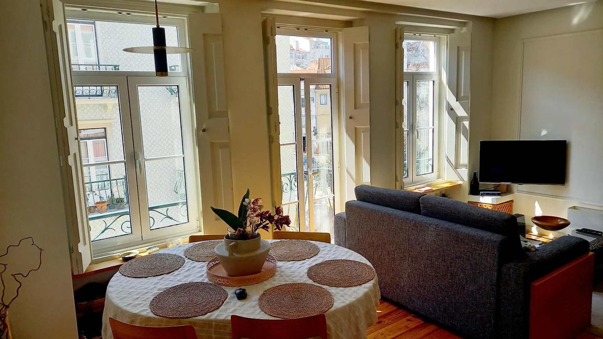 Homestay Charme Et Confort Au Coeur De Graca Lisbon